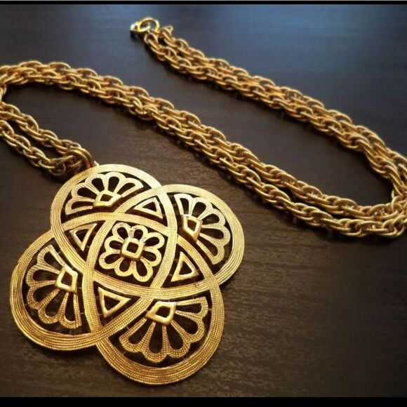 RARE VINTAGE  SIGNED CROWN TRIFARI 27" NECKLACE EXCELLENT CONDITION - Picture 3 of 13